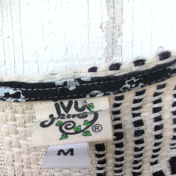 Ivy Jane Geometric Black and Cream Sweater - Picture 4 of 10